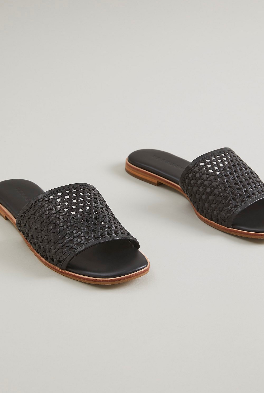 Edda Woven Slide