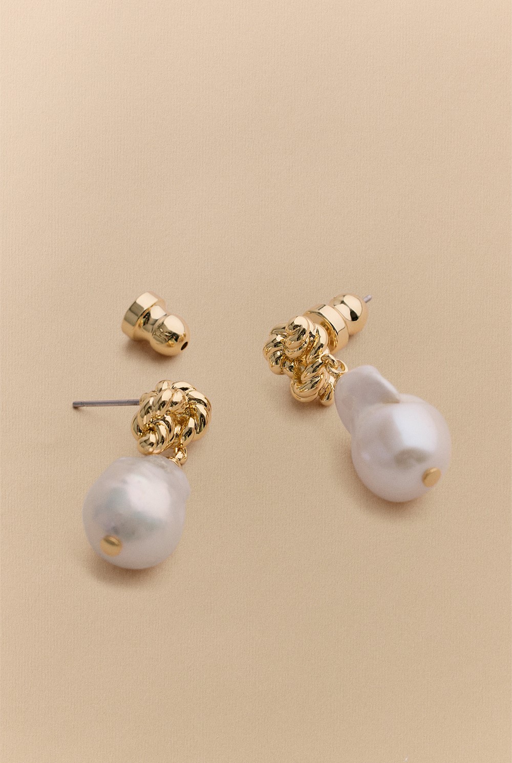 Dolina Pearl Stud Earrings